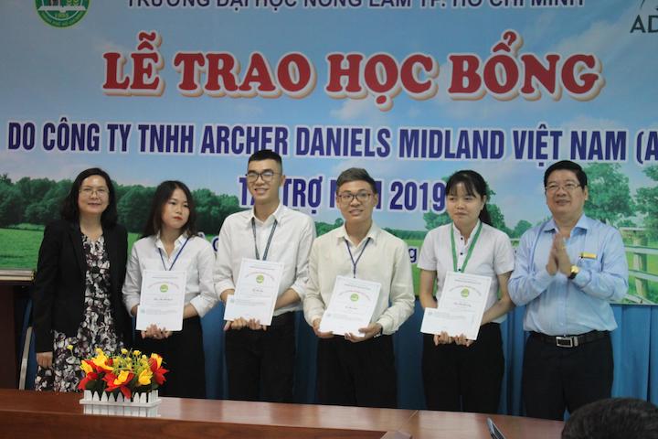 Tập[-]đoàn[-]ADM[-]trao[-]10.000[-]USD[-]học[-]bổng[-]cho[-]sinh[-]viên[-]Trường[-]Đại[-]học[-]Nông[-]Lâm[-]TP.HCM
